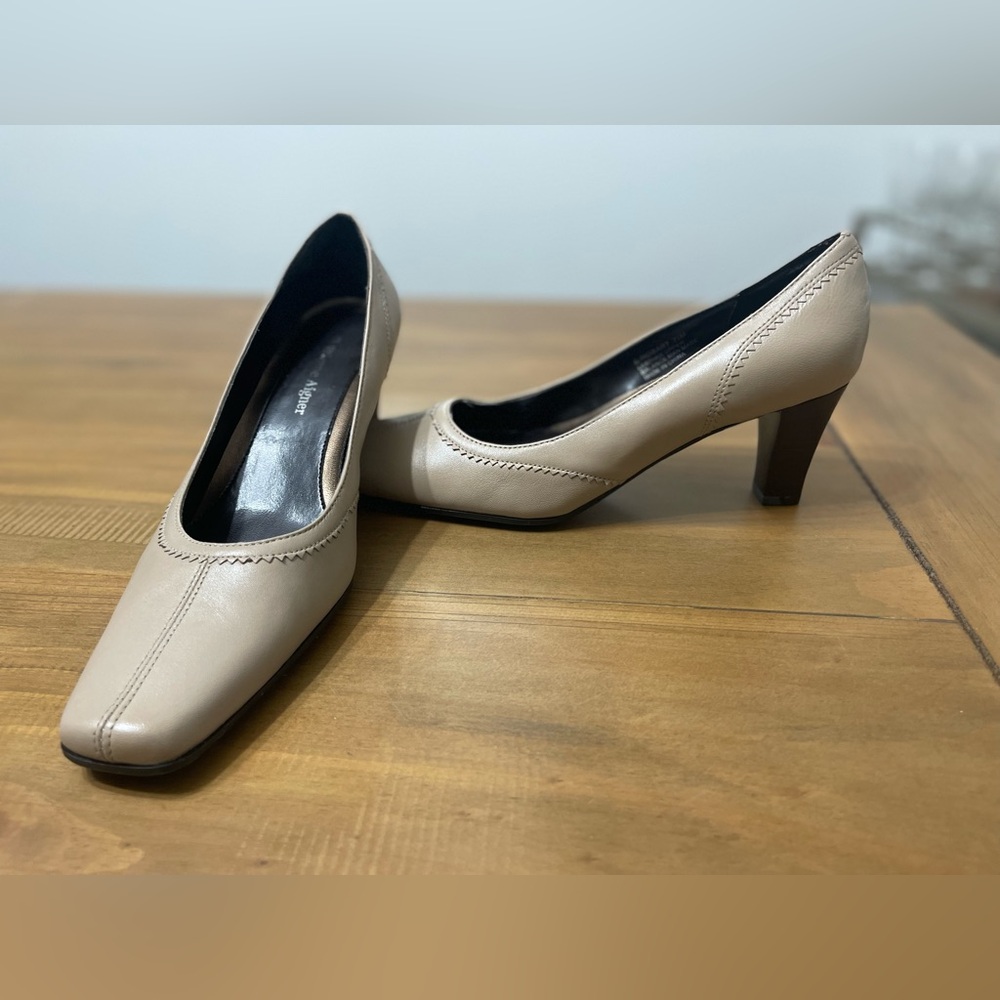 Vintage Women’s Etienne Aigner Women's Tan and Cream pumps heels size 7.5